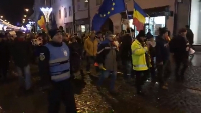 Aproximativ 2.000 de sibieni, în stradă: “Hai, români, hai cu toţi, să scăpăm ţara de hoţi!”