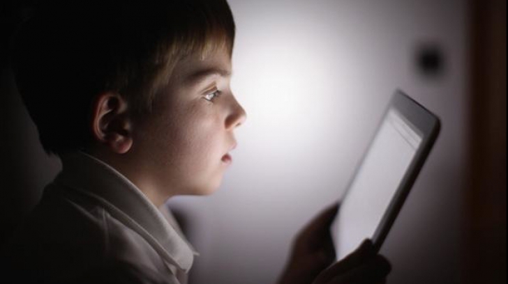Creierul copiilor care petrec mult timp pe dispozitive mobile, modificat