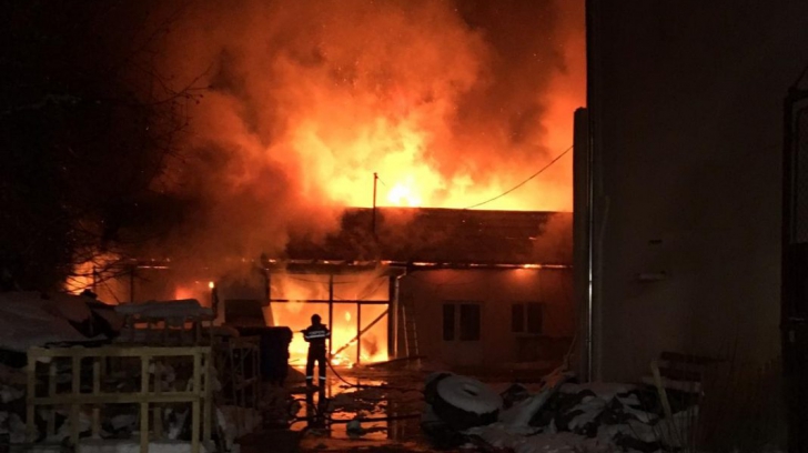 Incendiu puternic la o fabrică din Alba. Imagini dramatice
