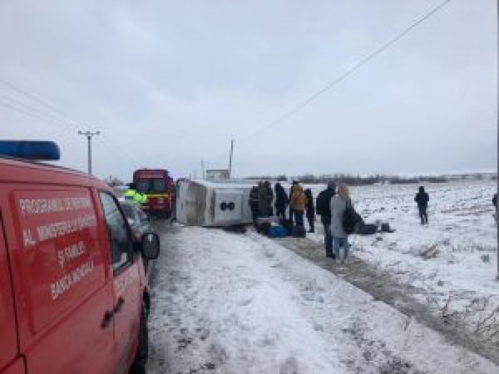 Accident grav în Suceava: Un microbuz cu 18 persoane s-a răsturnat