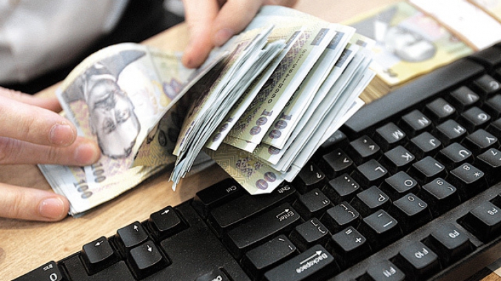 Românii scot mai mulți bani din buzunar pentru plata creditelor. Foto/Arhivă