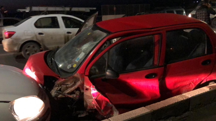 Șase mașini avariate, 3 persoane în spital, trafic blocat în urma unui accident rutier 