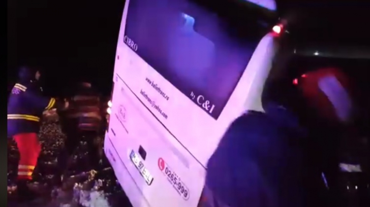 Autocar cu 29 de oameni la bord, răsturnat pe un drum din Olt (VIDEO)
