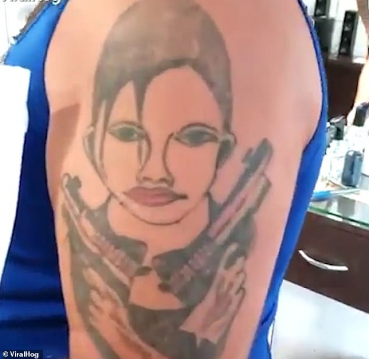A vrut să şi-o tatueze pe Angelina Jolie, dar, când a văzut ce a ieşit, bărbatul a plâns!