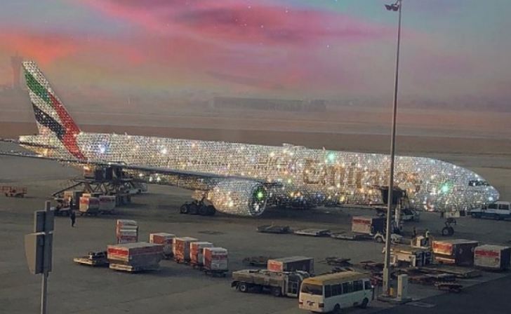 Avionul Boeing 777 îmbrăcat de arabi în diamante şi cristale