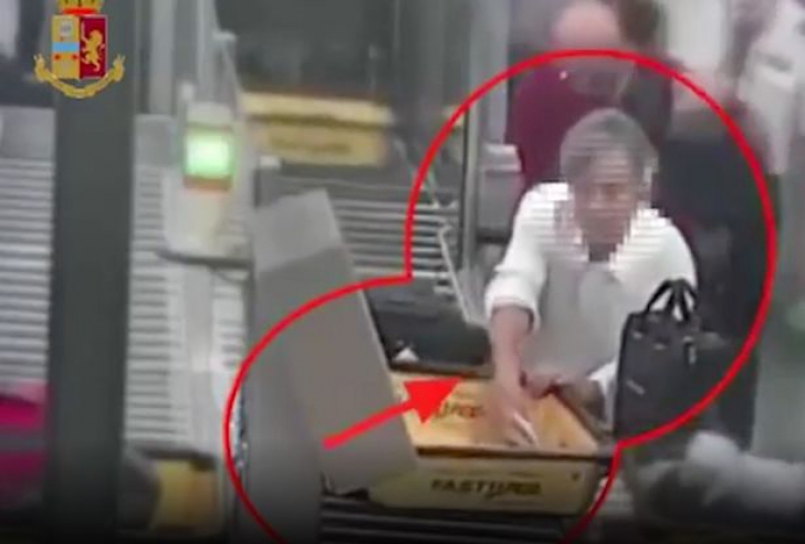 Un bărbat a furat 8000 de euro din geanta unui pasager. Incidentul a fost filmat 