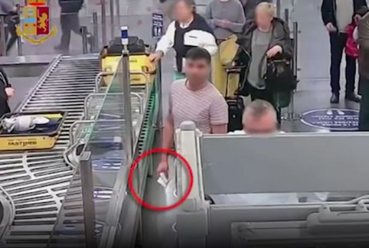 Un bărbat a furat 8000 de euro din geanta unui pasager. Incidentul a fost filmat 
