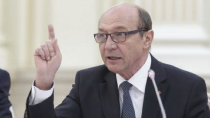 Băsescu a terminat cu politicienii români și trece la președintele Franței