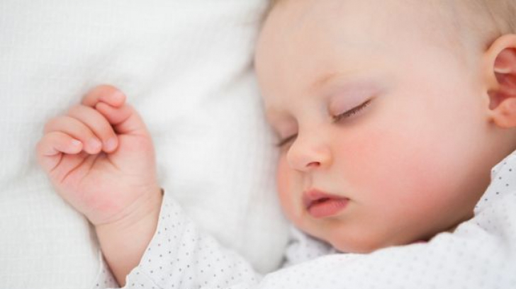 Un bebeluș de 14 zile a murit după ce a fost sărutat de părinți