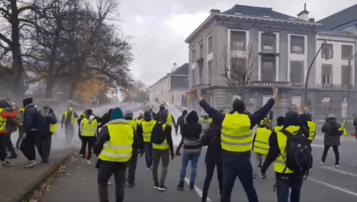 Mișcarea "vestelor galbene" de la Paris - inspirație pentru proteste într-o altă capitală europeană