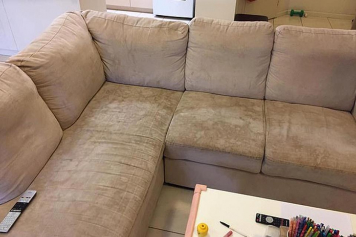 O mamă a dezvăluit cum a curățat canapeaua cu nici 15 lei