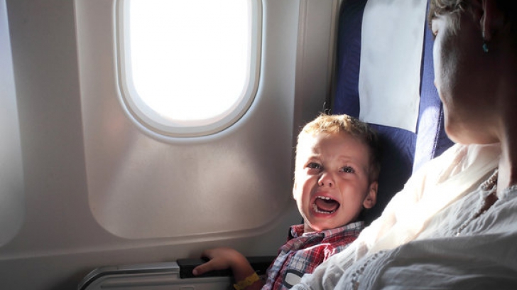 Cum să faci copilul să nu mai plângă în avion