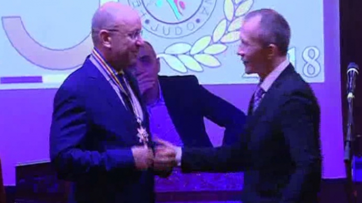 Cozmin Guşă, preşedintele Federaţiei Române de Judo, a primit simbolic centura neagră