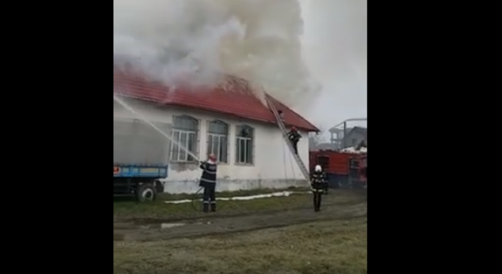 Incendiu la un liceu din Craiova. Elevii au fost evacuaţi (Video)