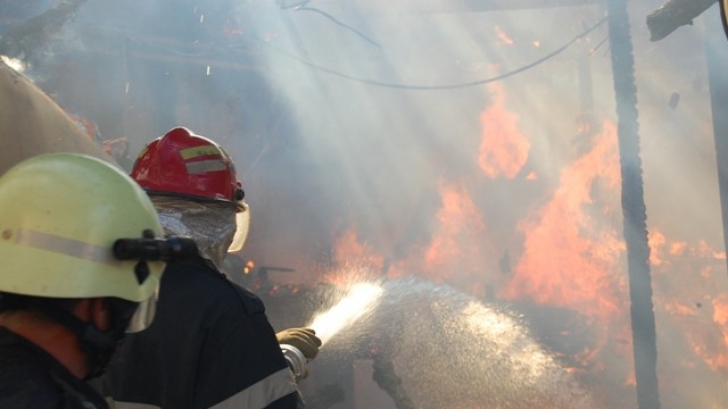 Incendiu puternic în Bucureştii Noi. Hidranţii nu funcţionează. VIDEO