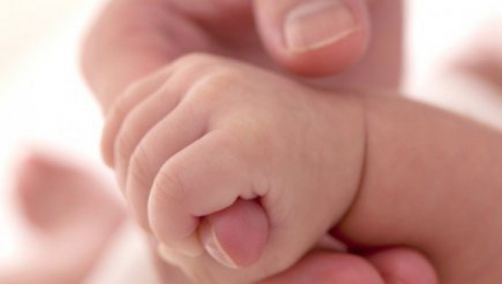 O mamă minoră a fugit cu bebelușul Bolnav din spital