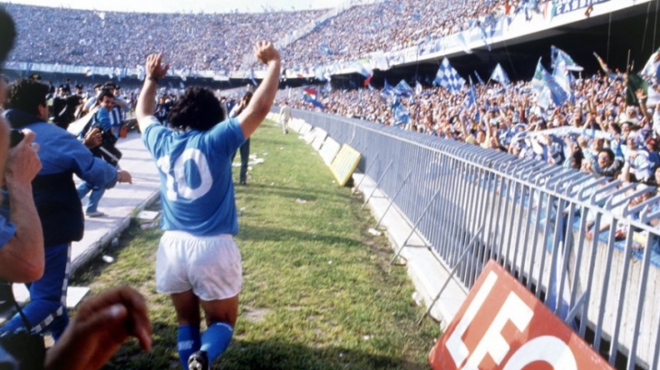 Maradona încă vinde bine! Câți bani s-au dat pe un tricou pe care l-a purtat la Napoli