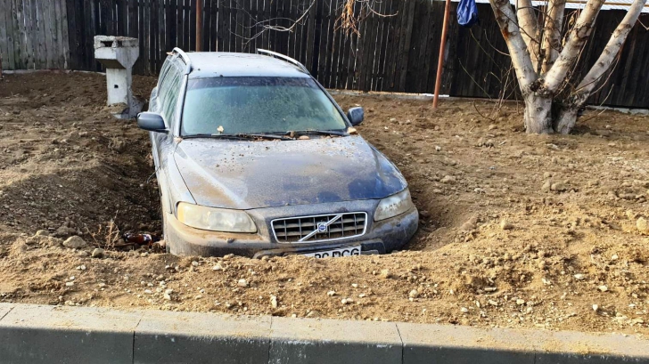 Dorei de Focșani | Au vrut să repare o stradă, dar au îngropat o mașină