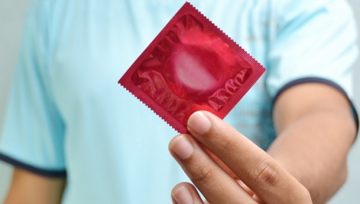 Provocarea prezervativului, o nouă probă de foc pe internet. Medicii, îngroziți de ce văd la Urgențe