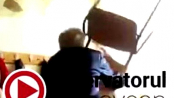 VIDEO Elev lovit cu scaunul în cap de profesor