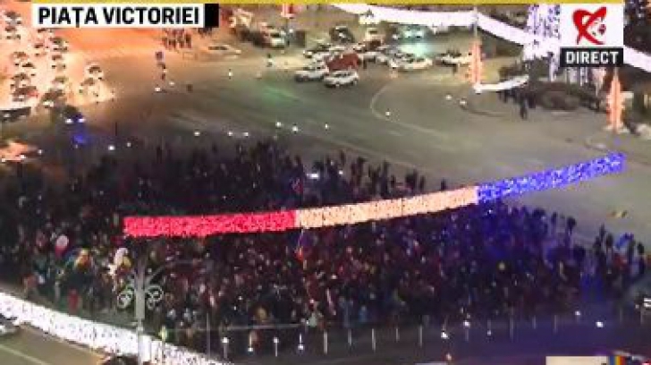 Proteste de 1 Decembrie. Mii de români au alcătuit un tricolor viu: „Centenar fără tâlhar”