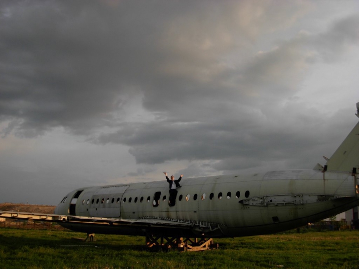 Au găsit părăsit la fiare vechi un avion ROMBAC, produs în România.Au urcat la bord şi s-au îngrozit