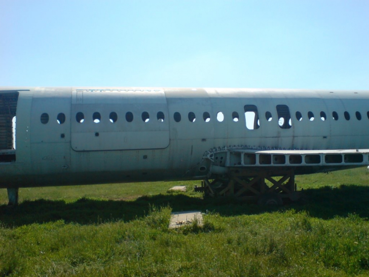 Au găsit părăsit la fiare vechi un avion ROMBAC, produs în România.Au urcat la bord şi s-au îngrozit