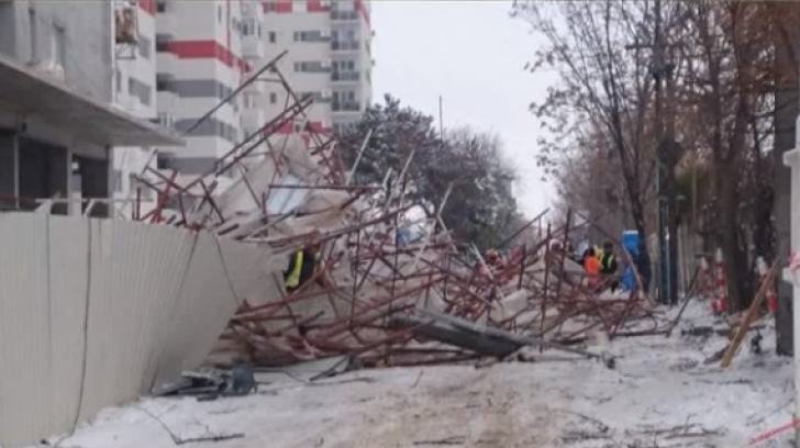 Schela unui bloc in construcţie s-a prăbuşit, din fericire nimeni nu era în apropiere (VIDEO)