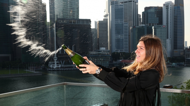 Simona Halep a deschis şampania! Numărul 1 WTA a dat lovitura