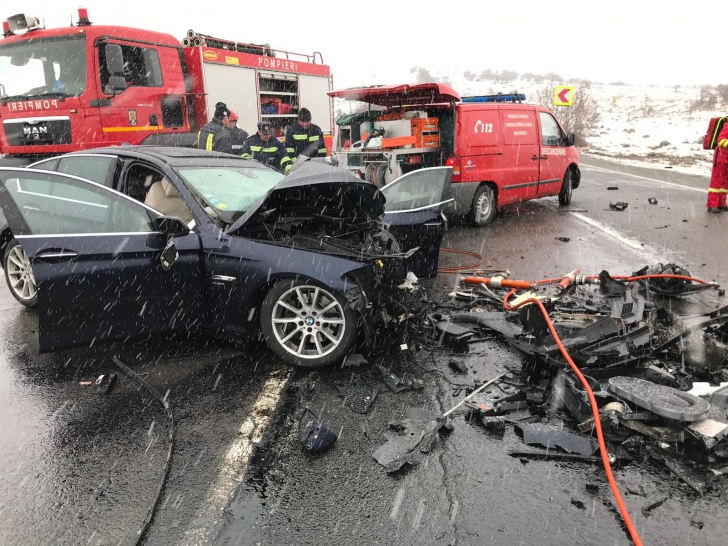 Impact devastator între o mașină și un microbuz, la Cluj: un mort, 4 răniți / Foto: realitateadecluj.net