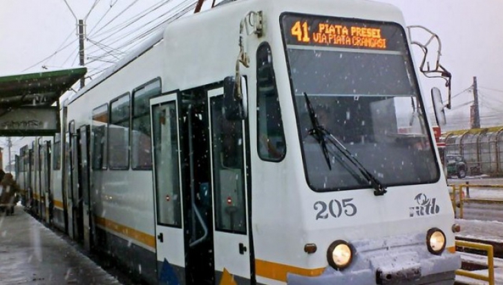 Bărbat bănuit că agresa sexual femeile în tramvaiul 41, din Capitală, REȚINUT de polițiști