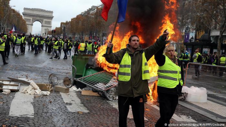 Franța sub asediu. Al V-lea week-end de revoltă a "Vestelor Galbene"