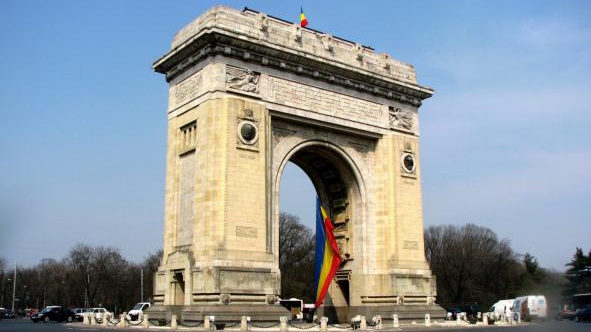 Parada militară de Ziua Națională a României la Arcul de Triumf – Mii de persoane în public