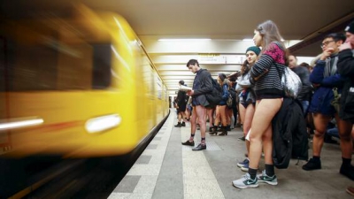 13 ianuarie, ziua "fără pantaloni" în metrou. POZE kinky din New York, Berlin și alte orașe