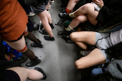 13 ianuarie, ziua "fără pantaloni" în metrou. POZE kinky din New York, Berlin și alte orașe