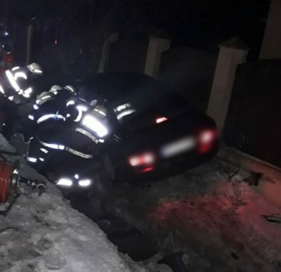 Accident înfiorător, la Odobeşti: maşină tăiată în două, după ce a intrat într-un pom