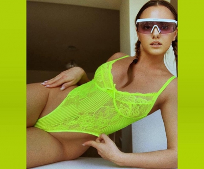 Alexandra Stan, val de critici după ce a pozat în bikini. E hot sau vulgară?