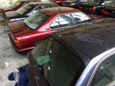 Au găsit într-un garaj abandonat din Bulgaria 11 BMW-uri E34. Au deschis portierele, şoc!