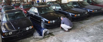 Au găsit într-un garaj abandonat din Bulgaria 11 BMW-uri E34. Au deschis portierele, şoc!