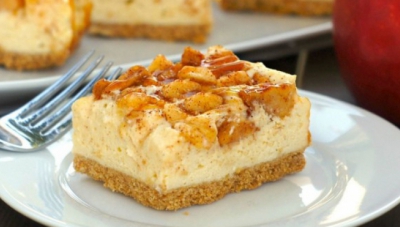 Desert delicios! Cheesecake cu mere şi caramel