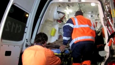 Accident &icirc;n Argeş: A intrat cu mașina &icirc;ntr-o stație de autobuz. 3 persoane rănite