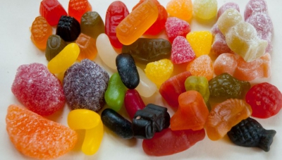 Specialiștii susțin că marile companii exploatează cu cinism bunele intenții ale părinților