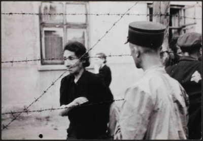 Un fotograf evreu a îngropat aceste poze înainte să vină naziştii. Sunt cutremurătoare!