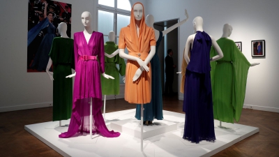 Un star al cinematografiei franceze își vinde impresionanta colecție de rochii