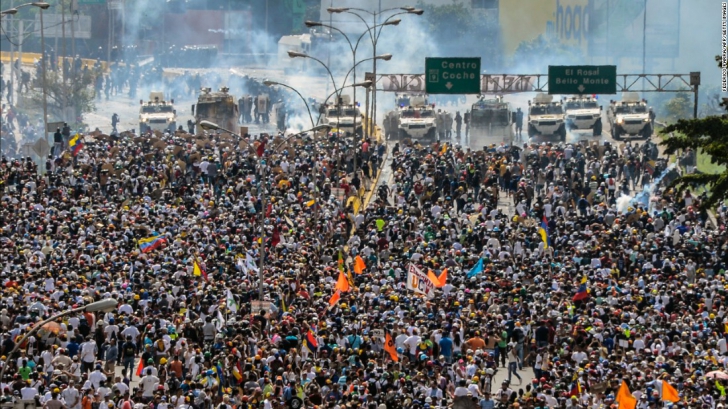 Chemare dramatică pentru un asalt final al opoziției în Venezuela. Zile decisive