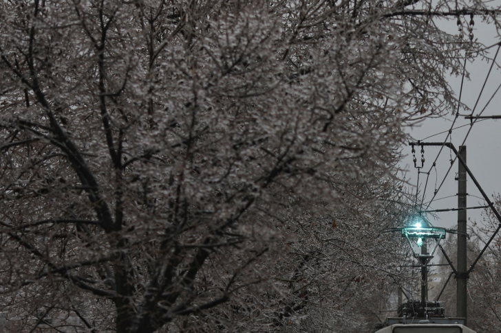 Ploaie înghețată în Capitală. Imagini spectaculoase 
