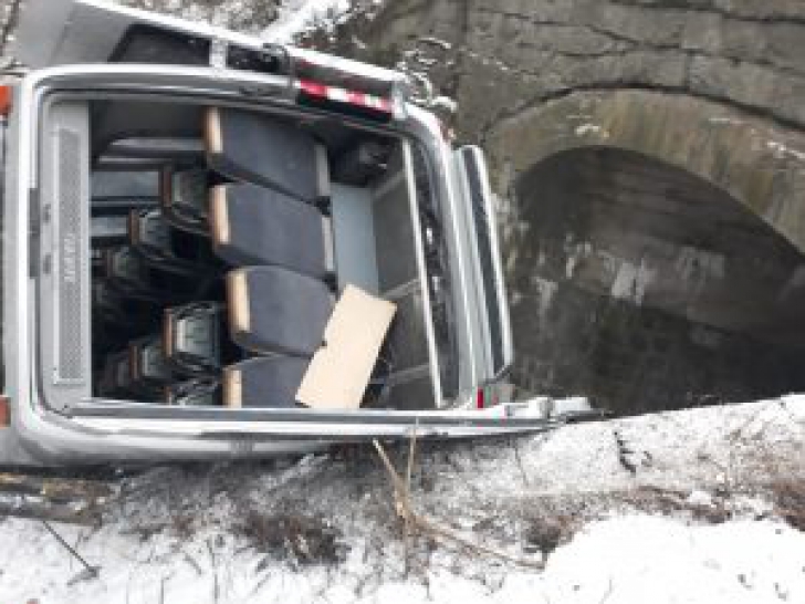 Clipe de groază în Bistrița-Năsăud. Microbuz cu pasageri, căzut de pe pod: 4 victime