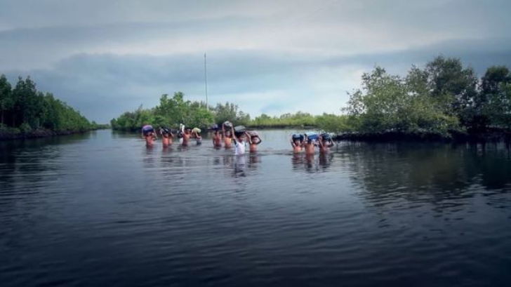Elevii înoată prin mangrove ca să ajungă la școală. IMAGINI care îți sfâșâie inima 