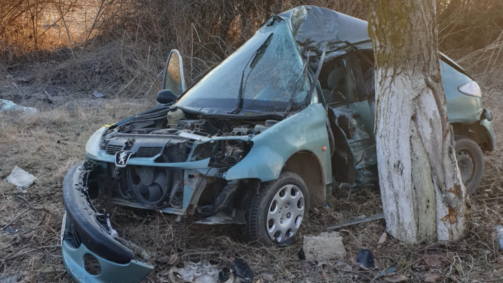 Accident grav în Constanţa: Au intrat cu mașina în pom. O persoană decedată și una în comă