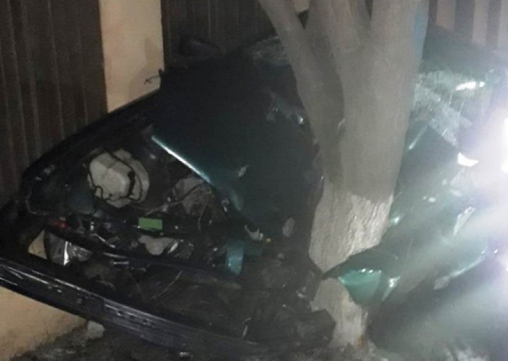 Accident înfiorător, la Odobeşti: maşină tăiată în două, după ce a intrat într-un pom